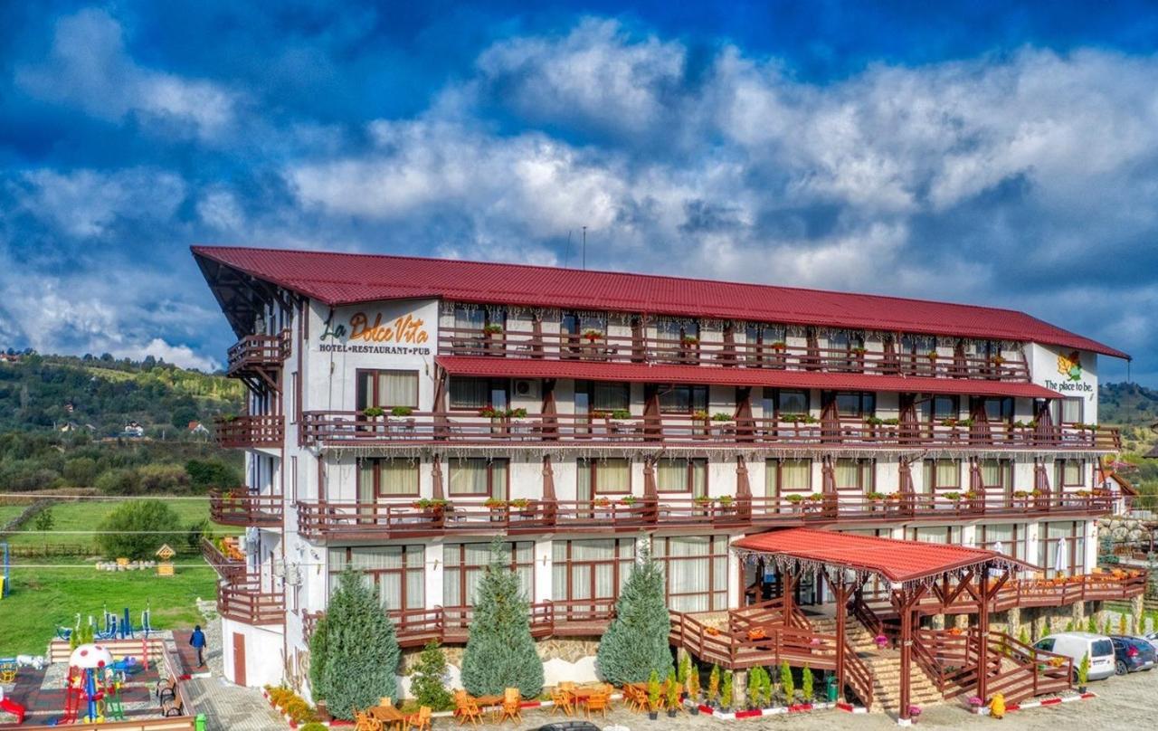 Hotel La Dolce Vita Zarnesti Exterior photo